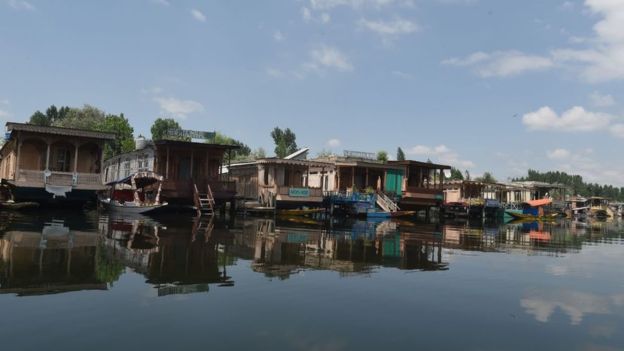 Lockdown in Kashmir: 'Local economy has lost more than a billion dollars' 1 Dal Lake in Srinagar
